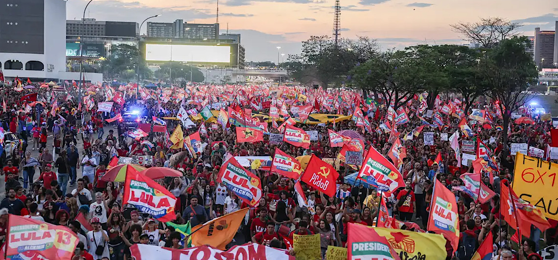 Milhares de estudantes tomam a Esplanada, no Distrito Federal, em apoio a Lula 
