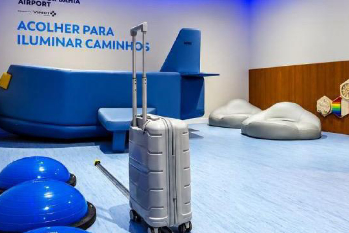 Aeroportos ampliam espaços de acolhimento para passageiros neurodivergentes