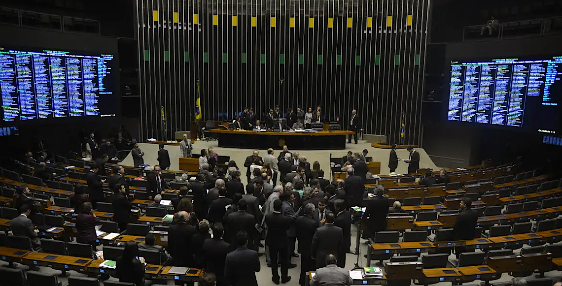 Congresso promulga PEC do fim da escala 6x1 com a presença de Lula