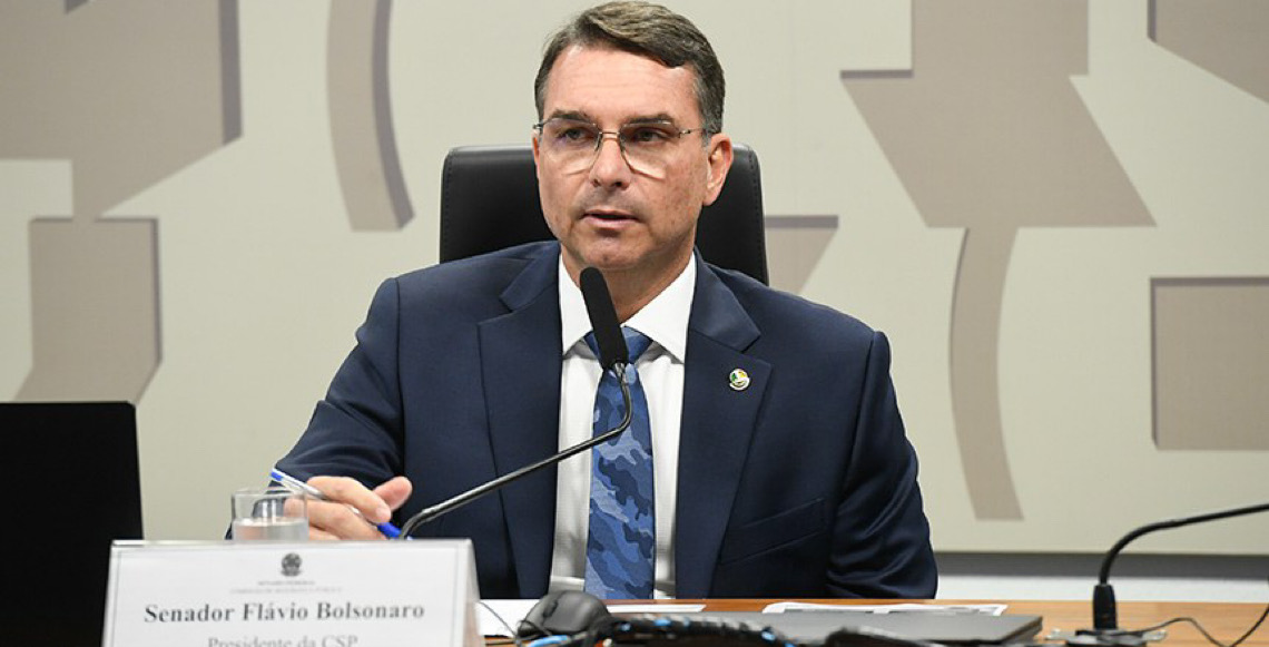 Flávio votou contra projeto que suspende posse de arma de policial que comete violência doméstica