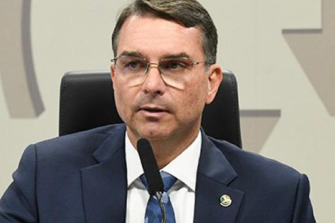 Flávio votou contra projeto que suspende posse de arma de policial que comete violência doméstica