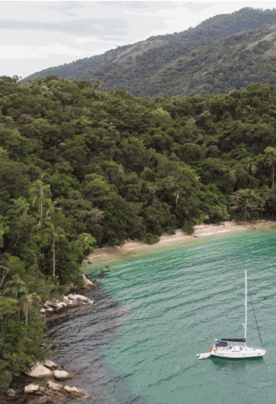 Ilha Grande: Trilha une praias a história de Angra dos Reis