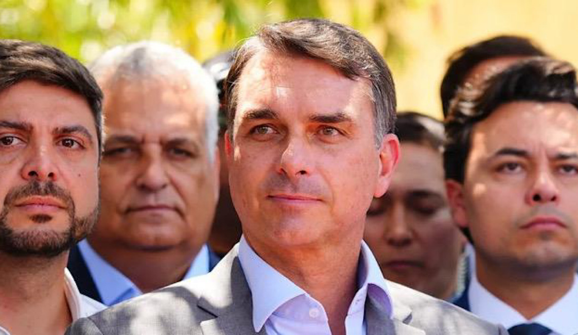 Favoritismo amplia cobrança por propostas e Flávio Bolsonaro se esquiva de cobrança