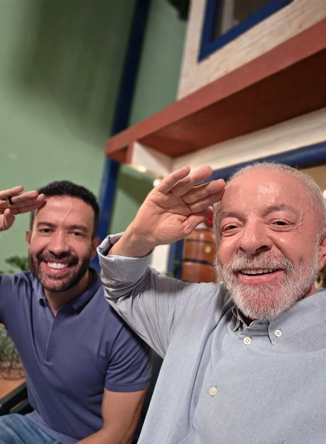Meta não pode achar que pode enganar a humanidade, ela vai ter que se enquadrar, diz Lula em live com Janones