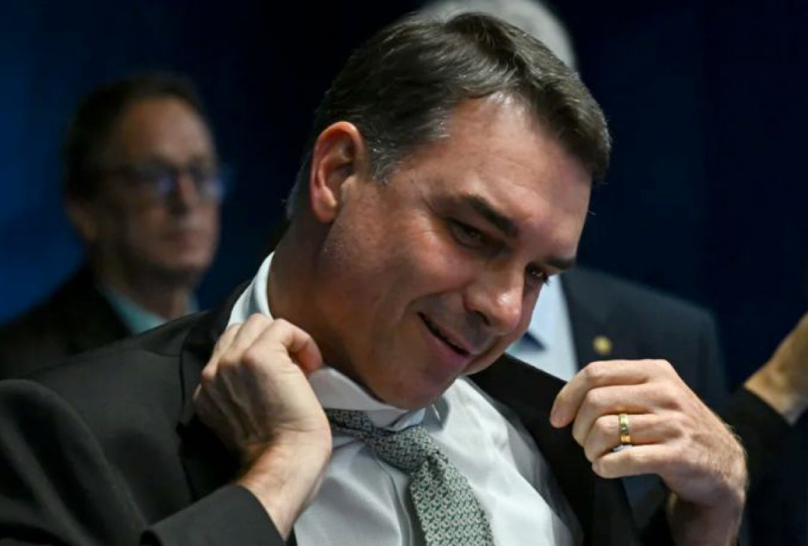 Políticos da França assinam texto e falam em risco com extrema direita e Flávio Bolsonaro