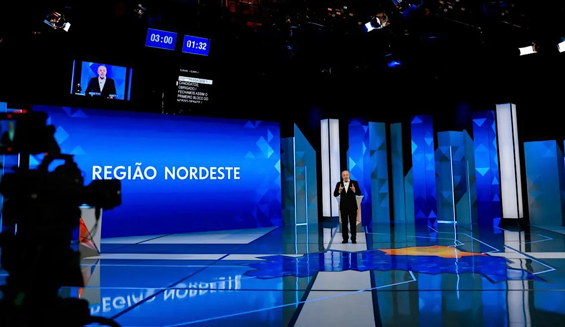 Flávio chama Lula de 9 dedos em debate; petista leva mãe de criança morta e diz que rival é miliciano