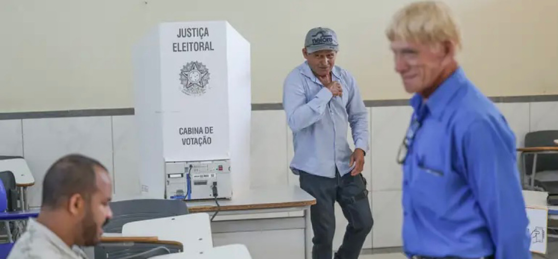 Eleitores são impedidos de votar no Colégio Marista João Paulo II, na Asa Norte, em Brasília