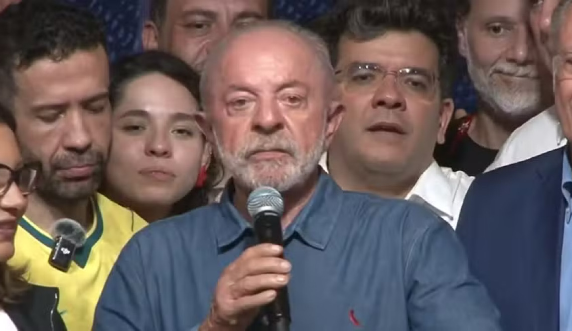 Quem é Ana Júlia, deputada que viralizou ao lado de Lula no discurso de vitória