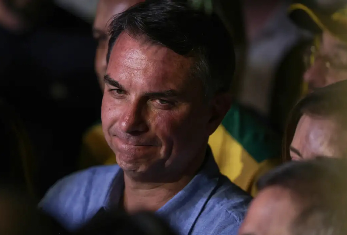 Imprensa internacional repercute fuga do senador Flávio Bolsonaro do Brasil após derrota para Lula