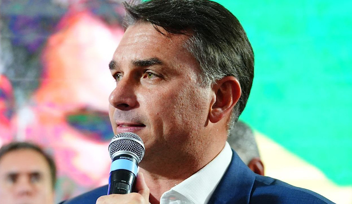 Carta golpista em que Flávio se diz presidente eleito tinha brasão com 'Brazil' escrito com z