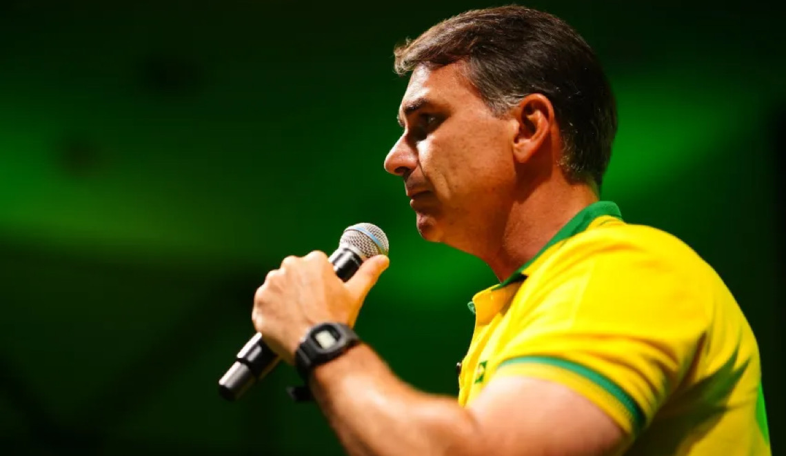 Flávio Bolsonaro recua em carta golpista e troca 'presidente eleito' para 'líder do Brasil'