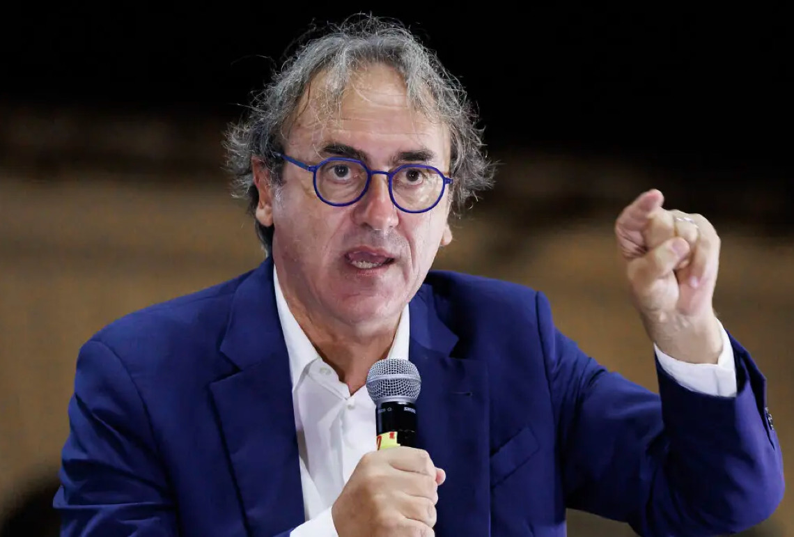Deputado italiano Angelo Bonelli questiona modo como Flávio Bolsonaro ganhou cidadania
