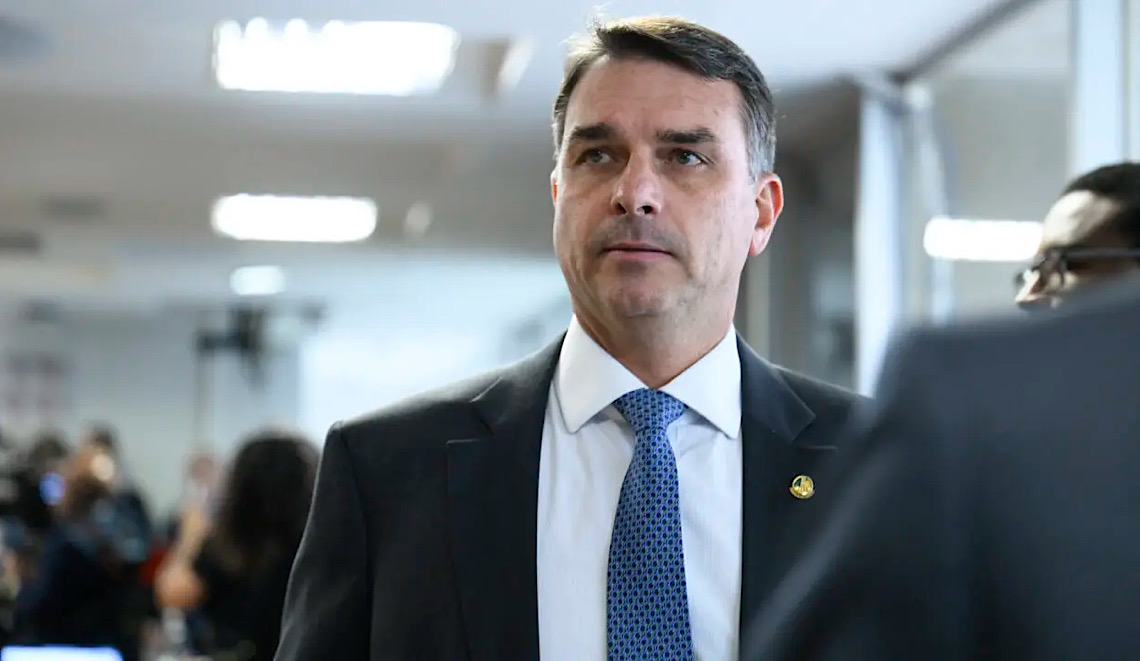 Carta de Flávio Bolsonaro mente sobre 'fraude eleitoral' e distorce fatos, documento foi divulgado após ele fugir
