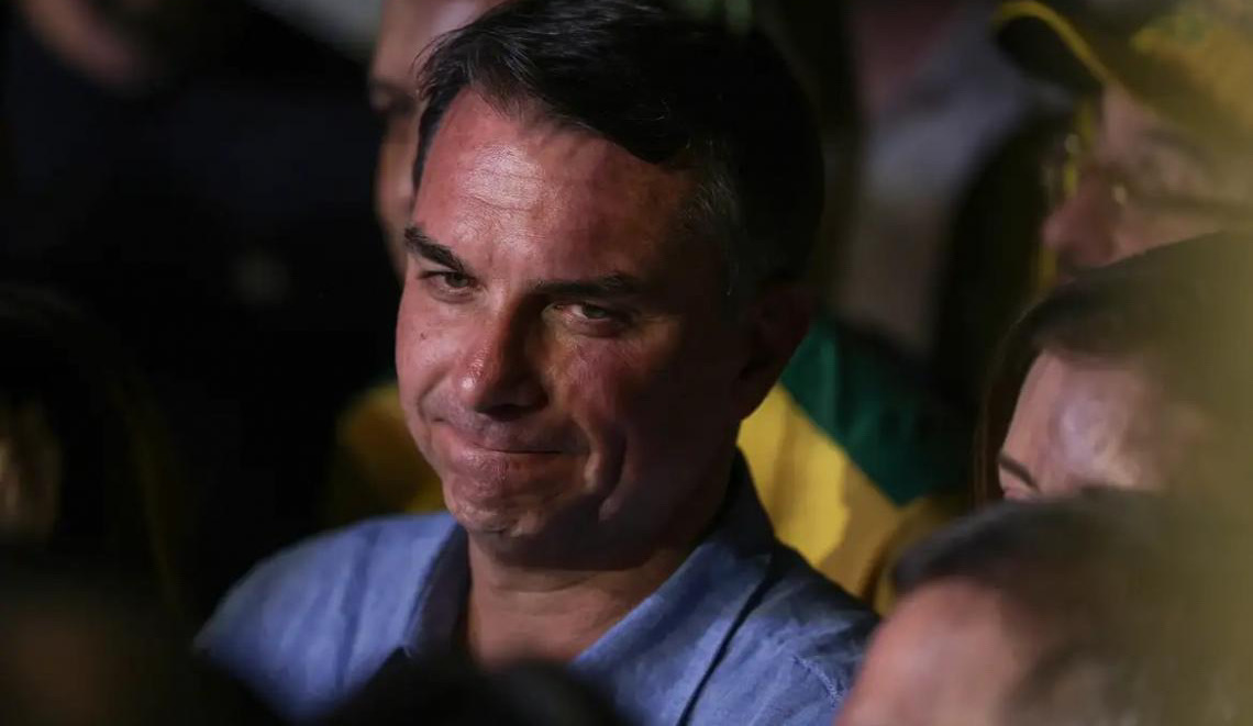 Fuga e carta golpista ampliam isolamento do senador Flávio Bolsonaro, aliados reconhecem derrota
