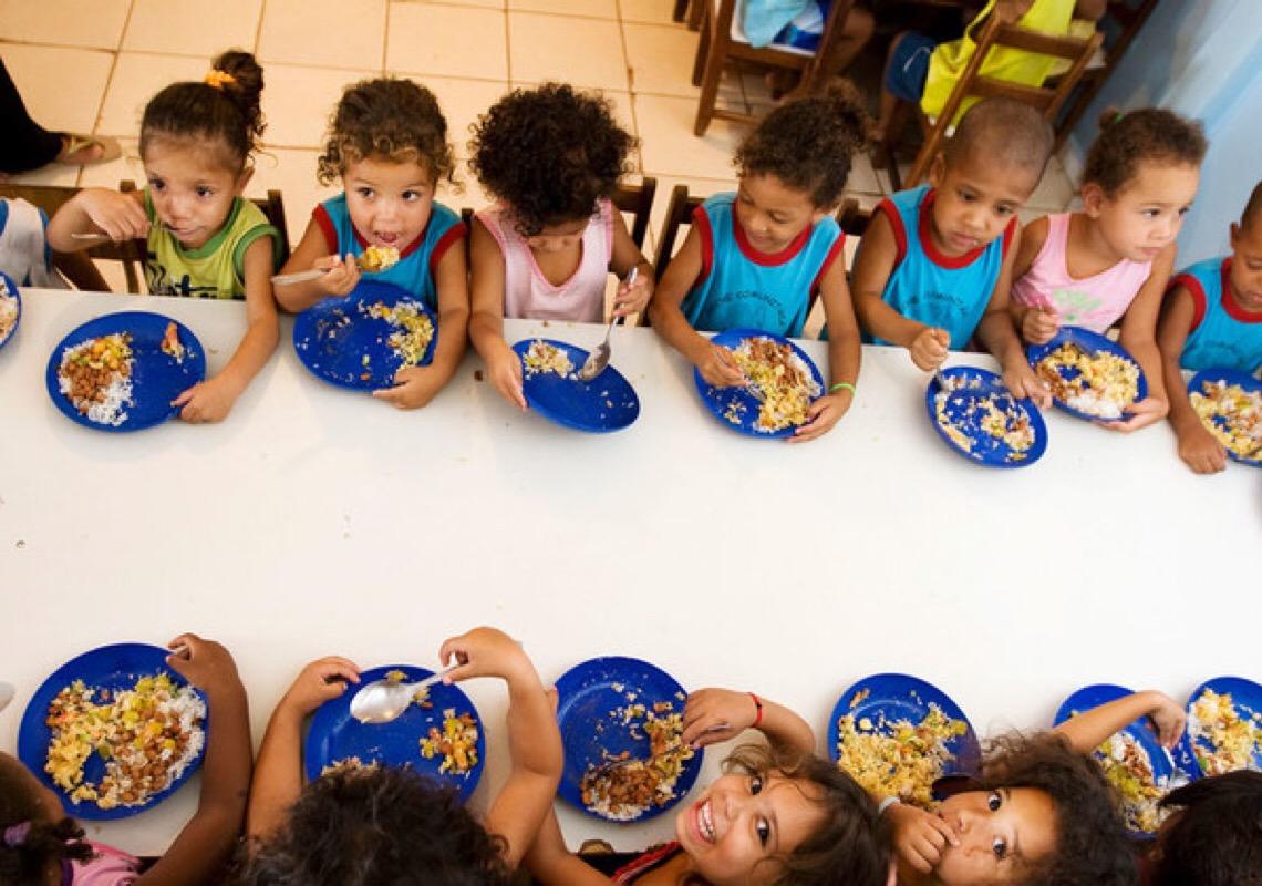 Estudantes brasileiros analisam impacto da pandemia na alimentação escolar