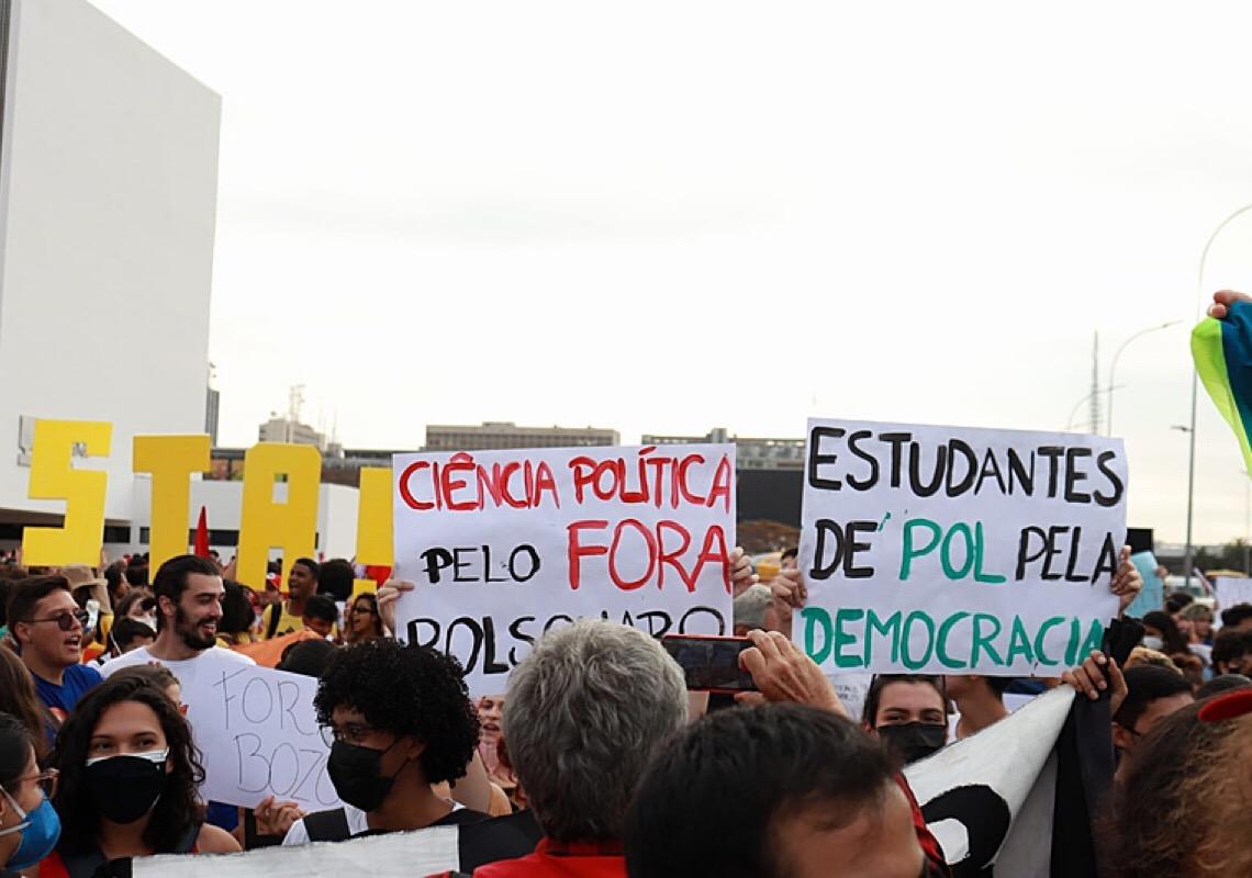 Em Brasília, estudantes vão às ruas em protesto contra o governo Bolsonaro