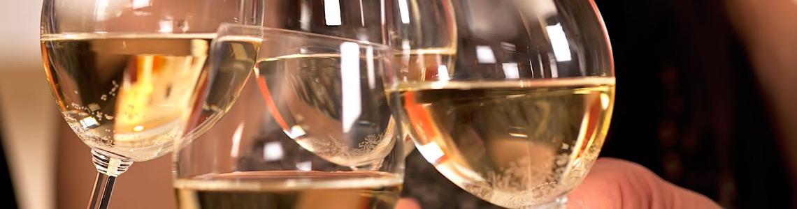 Aprenda a diferença entre vinho branco, espumante, champagne e prosecco