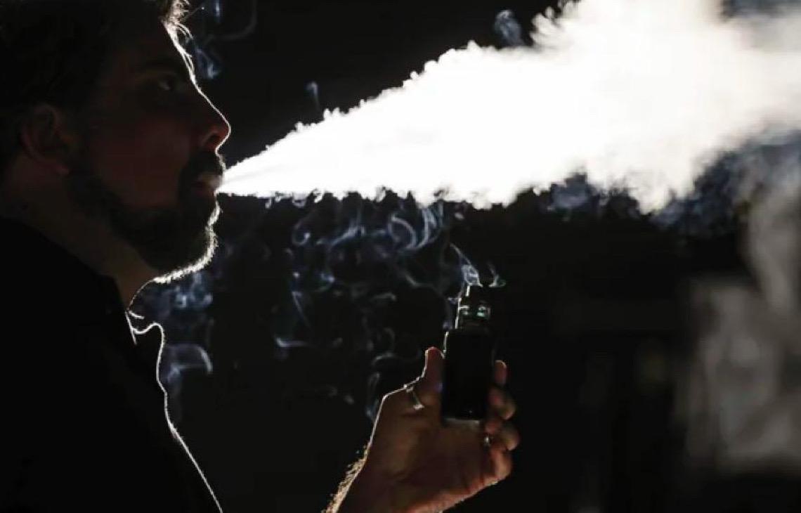 Após proibir venda de cigarros eletrônicos, país precisa conscientizar jovens, diz especialista