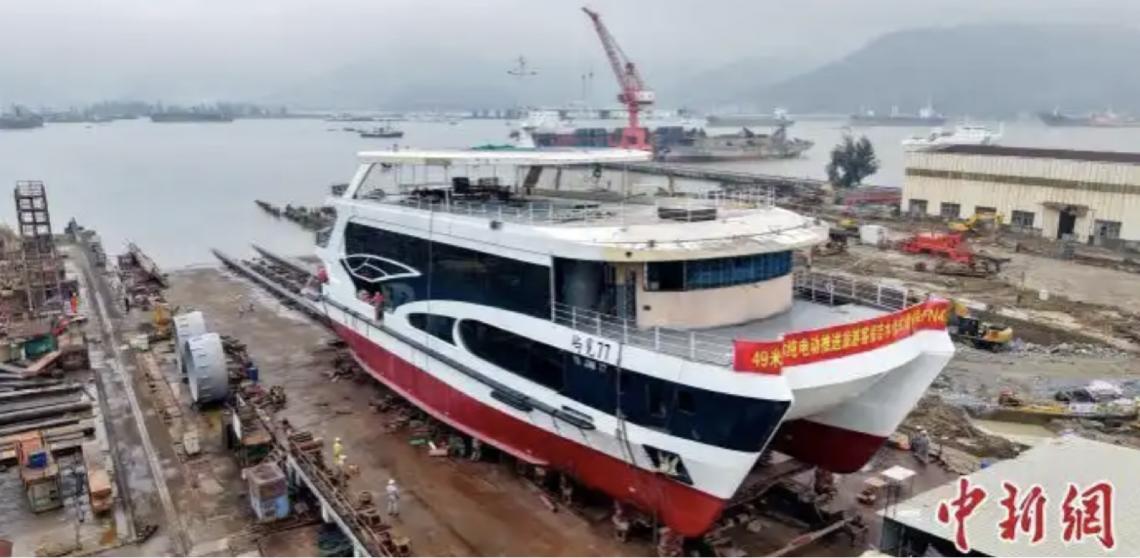 Primeiro navio de turismo marítimo totalmente elétrico da China é lançado com sucesso em Fujian