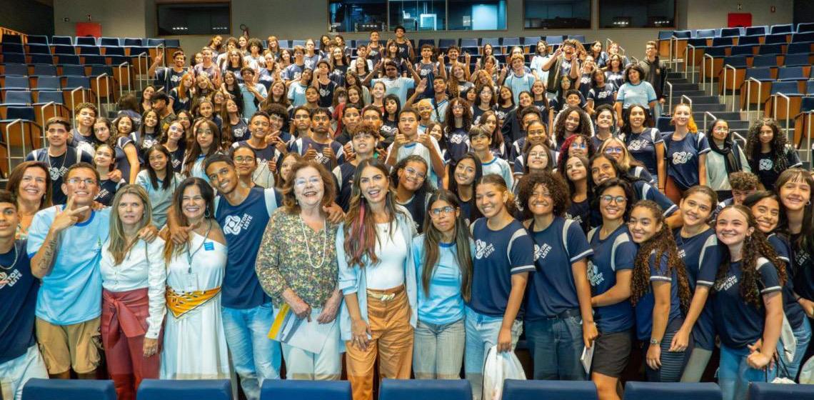 Alunos do DF participam de abertura do programa Conhecendo o Parlamento