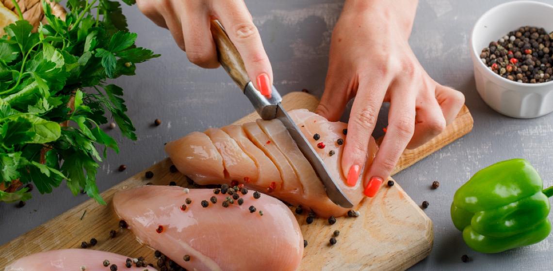 Lavar o frango antes de cozinhar pode estar colocando sua saúde em risco, alerta especialista