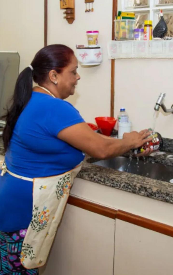 Mulheres negras são 69,9% no serviço doméstico ou de cuidados no Brasil