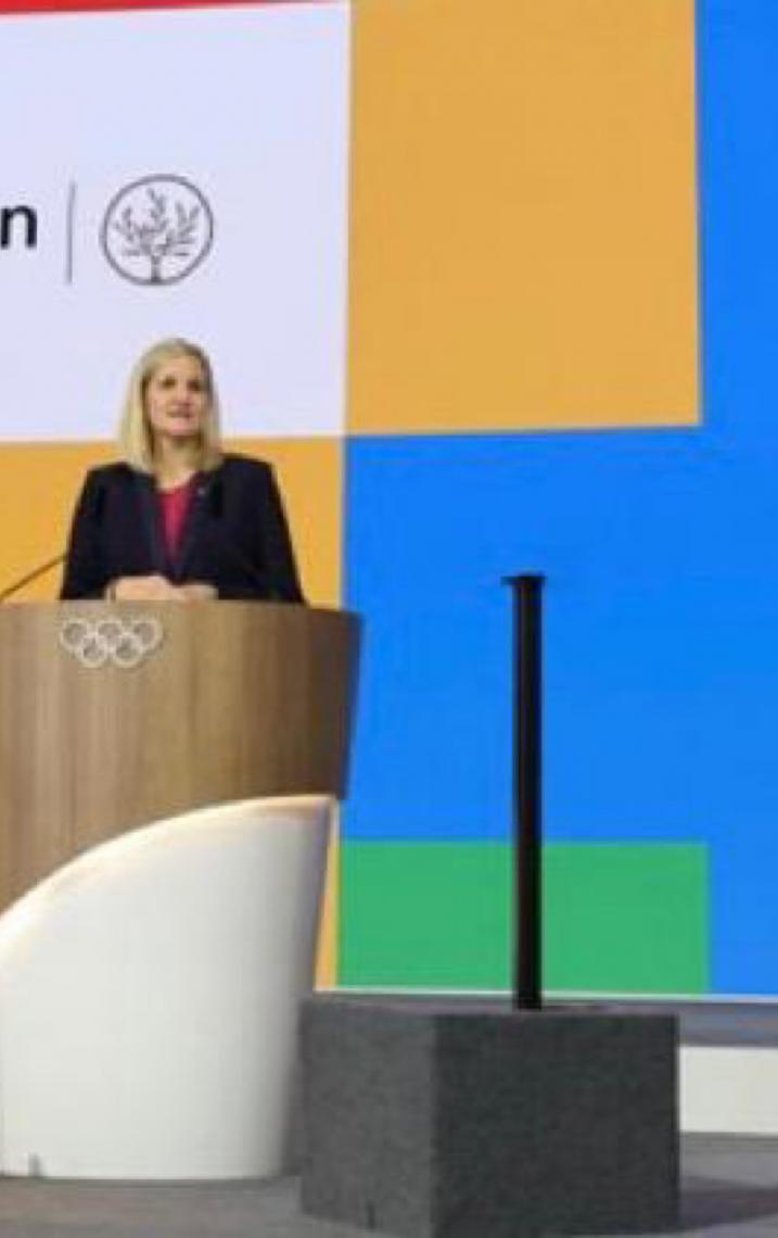 Kirsty Coventry se torna a primeira mulher e primeira africana presidente do COI