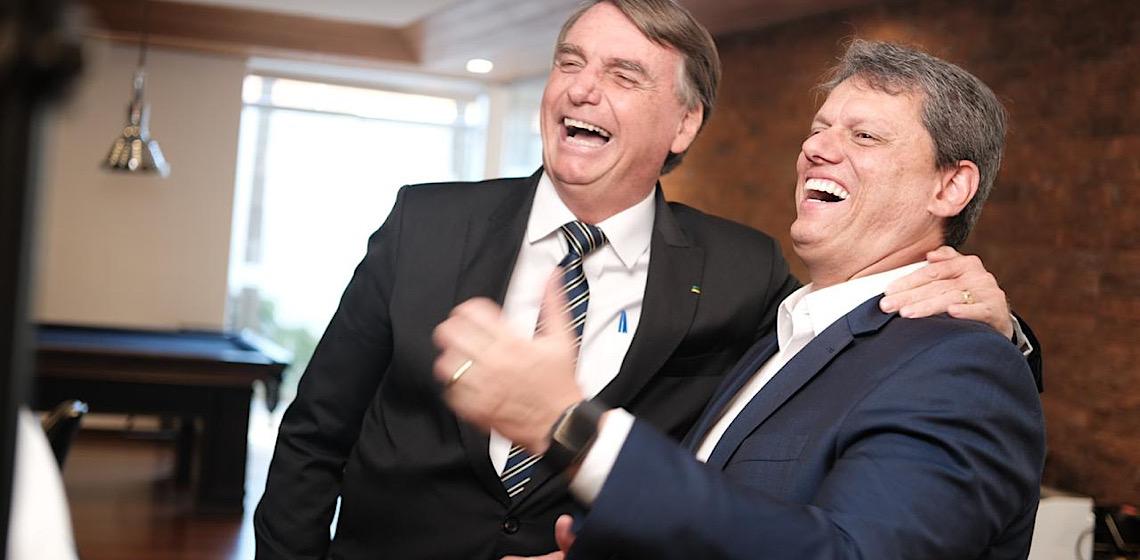 Com Bolsonaro, Tarcísio fala sobre elogio a urnas e nega que esteja recebendo 'o bastão' para 2026