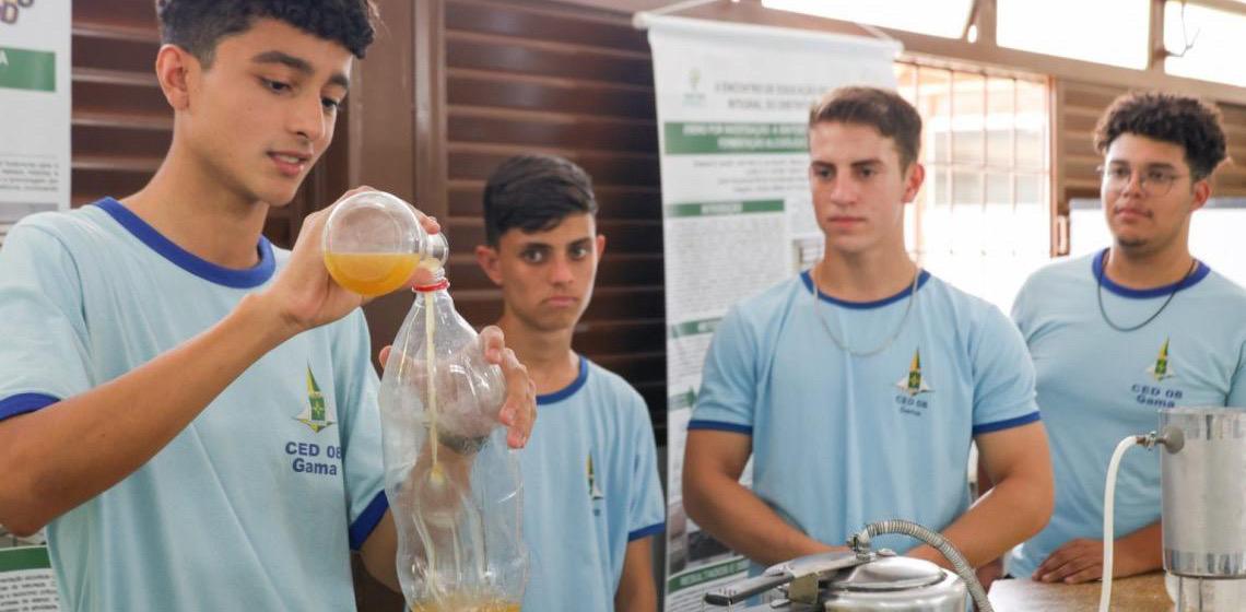 Estudantes do CED 08 do Gama desenvolvem experimento de síntese do etanol