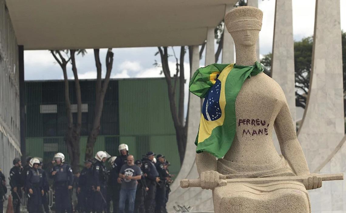 Revisão de Fux sobre pena busca identificar se mulher que pichou estátua invadiu o STF