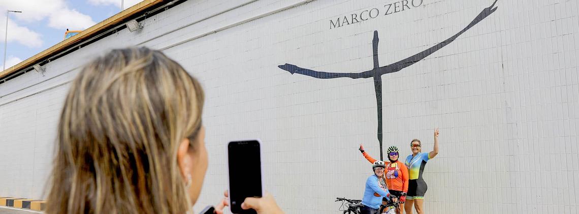 Marco Zero de Brasília ganha iluminação especial para os 65 anos da capital