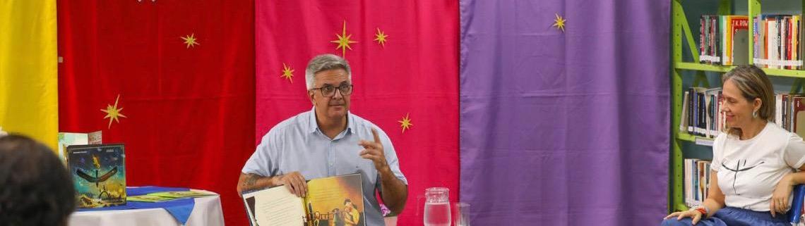 Biblioteca desenhada por Niemeyer promove conversa de alunos com autor de livro sobre Brasília