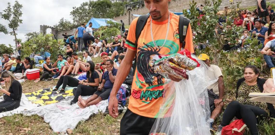 Trabalho e estudo: comerciantes em Via Sacra no DF esperam “milagres”
