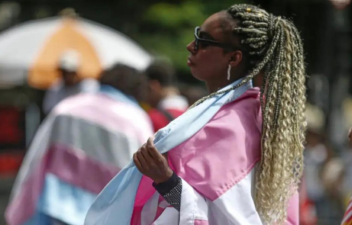 Entidades criticam CFM após veto a terapias para jovens trans
