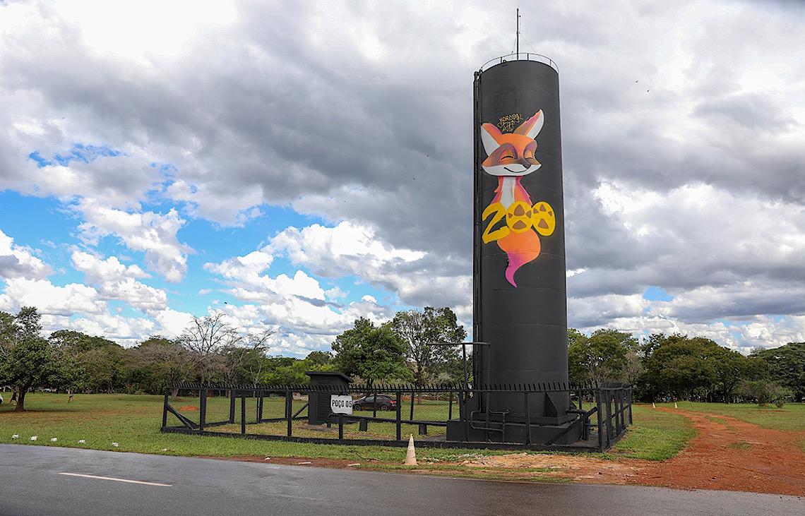 Zoológico de Brasília homenageia lobo-guará Atena em nova pintura da caixa d’água