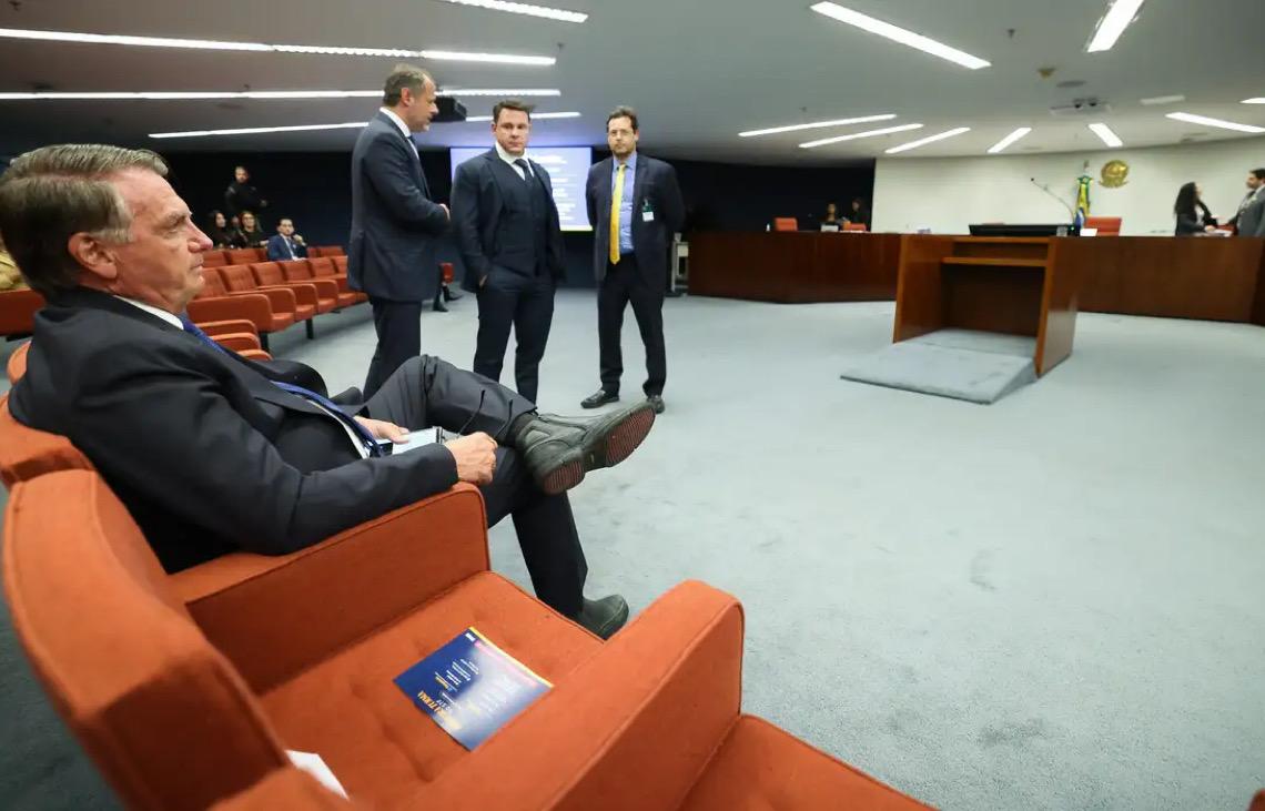 Defesa jurídica e ação política de Bolsonaro focam 8/1 por reviravolta em processo de golpe