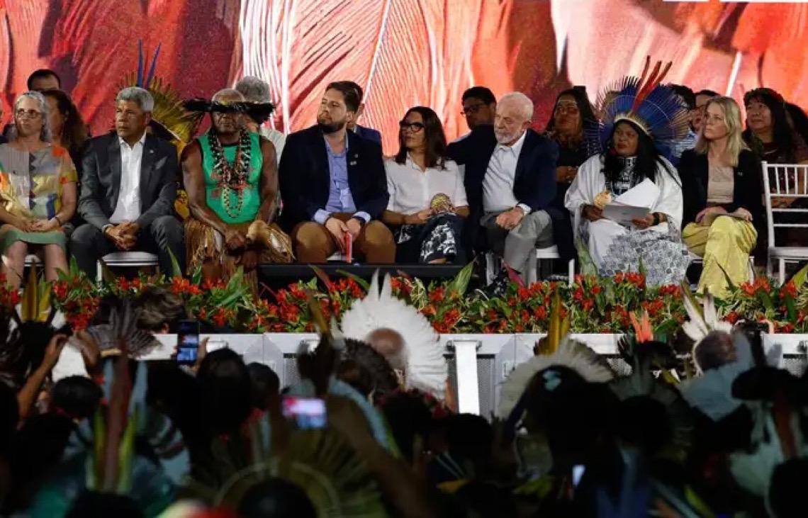 Indígenas cobram devolução do manto tupinambá à Bahia, prometida por Lula