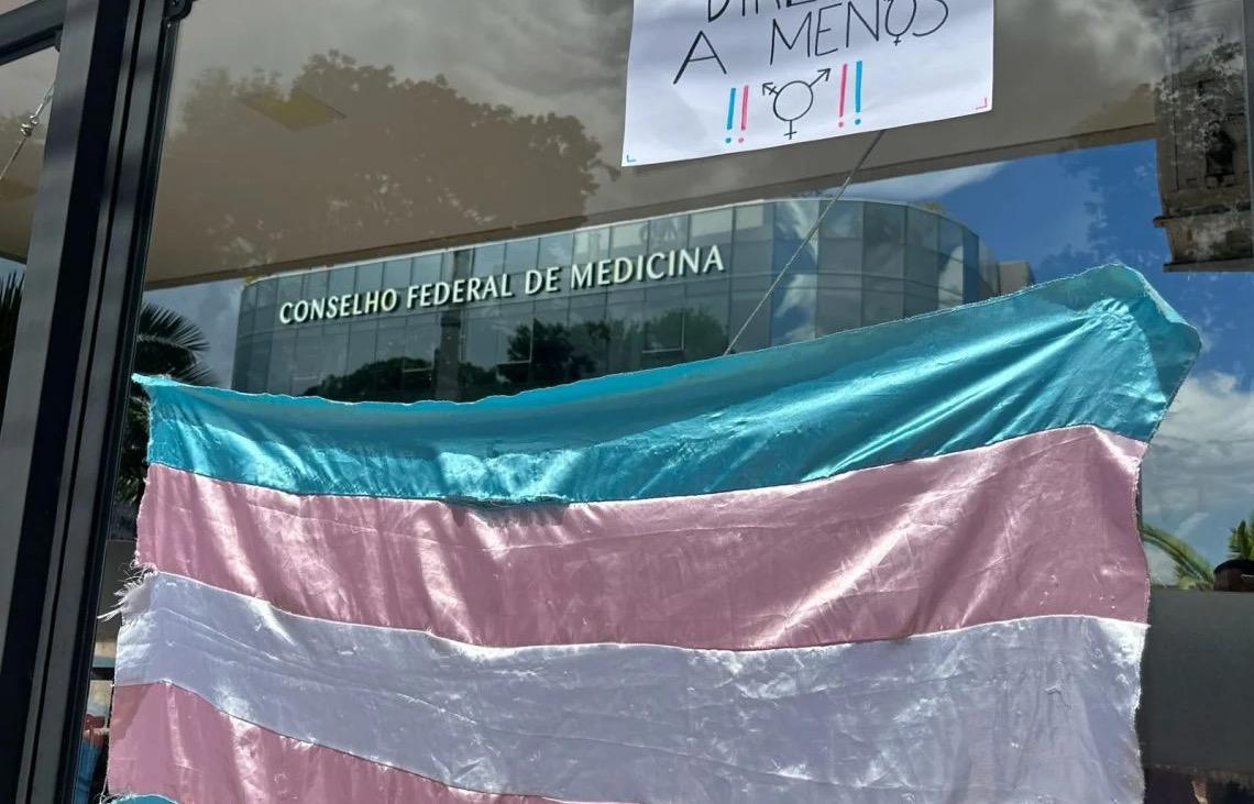 Brasília tem protesto contra resolução ‘transfóbica’ e ‘autoritária’ do CFM