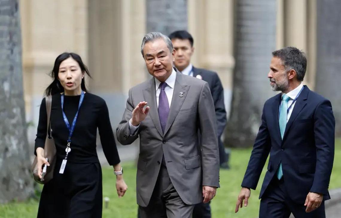 Chanceler chinês pede que países do BRICS se tornem força confiável na salvaguarda dos interesses dos países em desenvolvimento