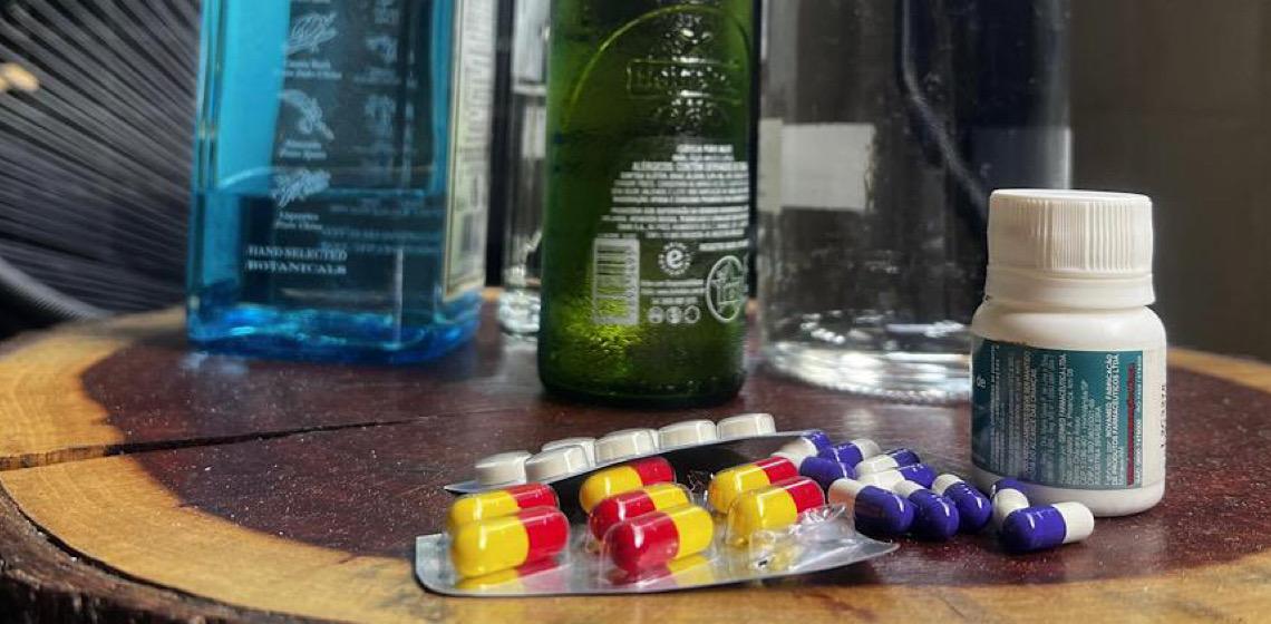 Entenda os riscos de misturar álcool com medicamentos psiquiátricos