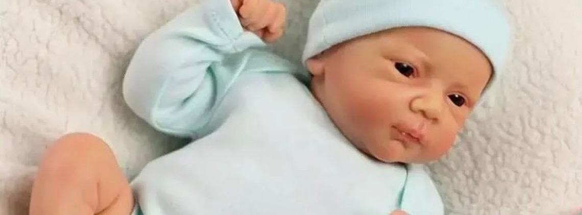 Entenda projeto de lei que pede multa para quem usa bebê reborn para ter prioridade
