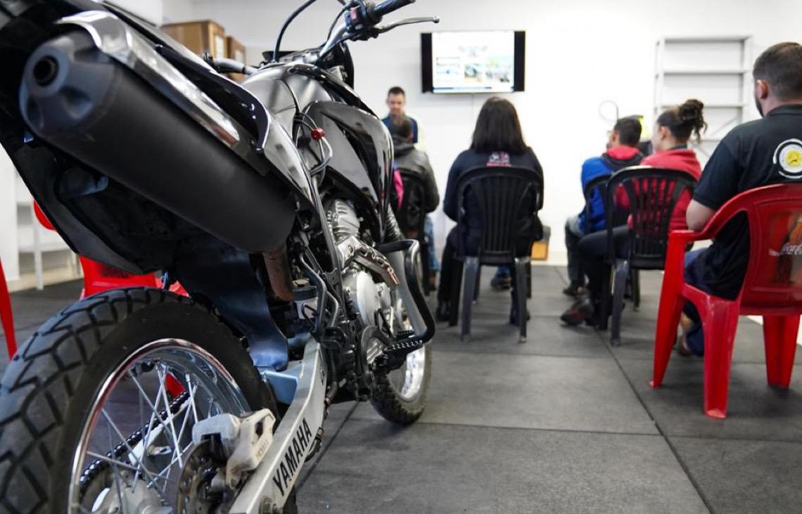Motociclistas de aplicativo são capacitados para reforçar segurança no trânsito do DF