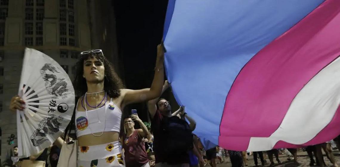 População trans se opõe à nova idade mínima para terapia hormonal