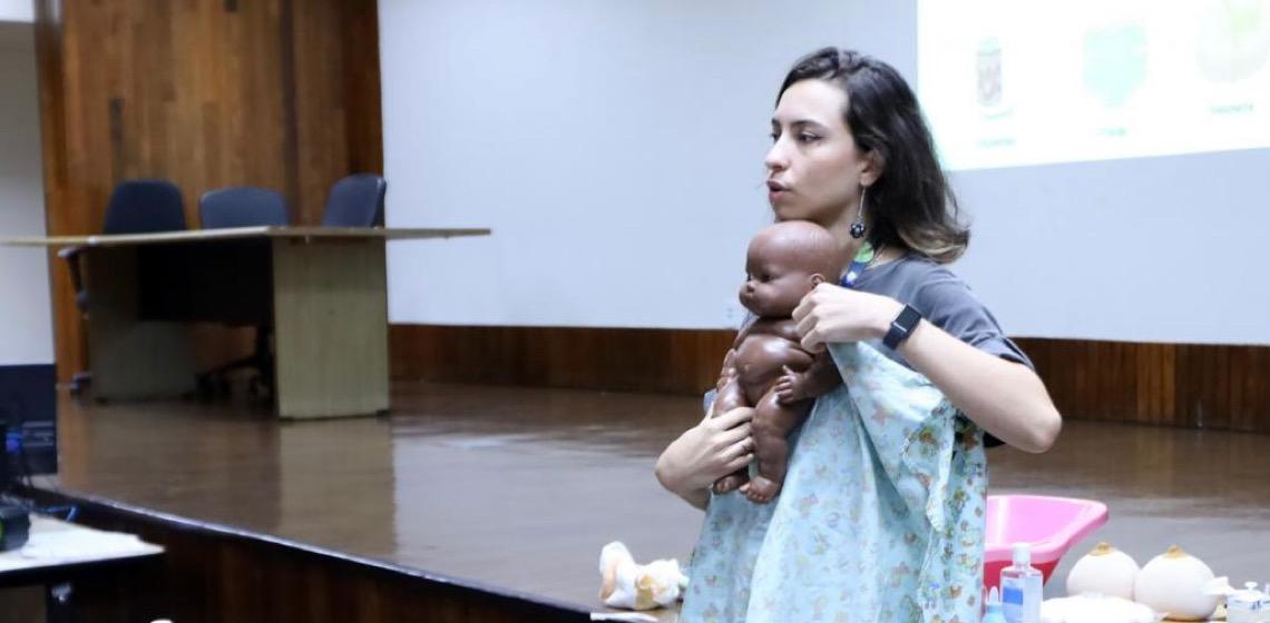 Em encontros gratuitos no Hmib, gestantes aprendem na prática como cuidar de seus bebês