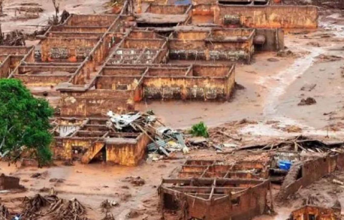 ‘A máquina do terror’: Livro relata como mineradoras dominam rotina de atingidos pelo crime da Samarco em Mariana