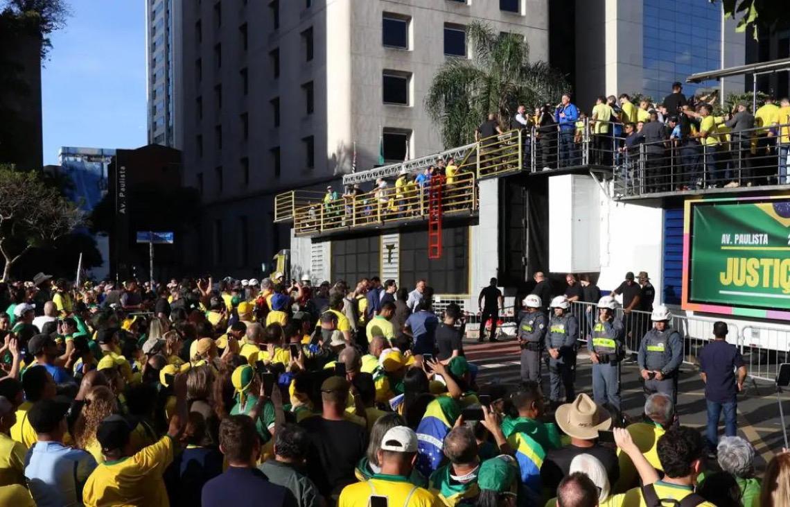 Réu no STF por golpe de Estado, Bolsonaro desafia Justiça e encena campanha para 2026 em ato na Paulista