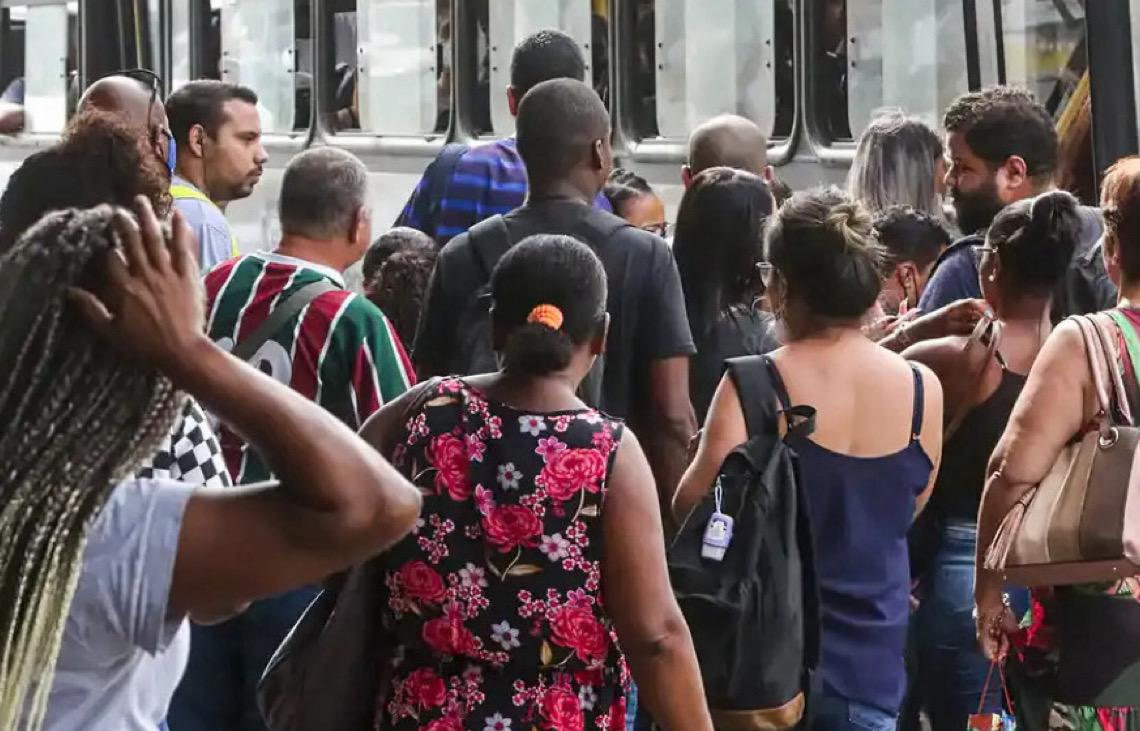 Quase um terço dos brasileiros CLT ou aposentados possuem consignado, aponta Datafolha