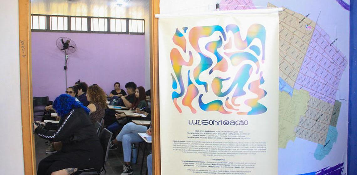 Oficinas gratuitas capacitam mulheres em área técnicas de produção cultural no DF