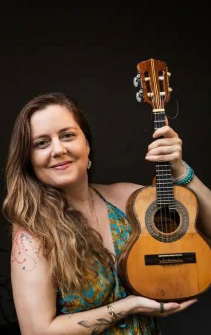 Roberta Nistra segue linhagem da mulher sambista que toca cavaquinho