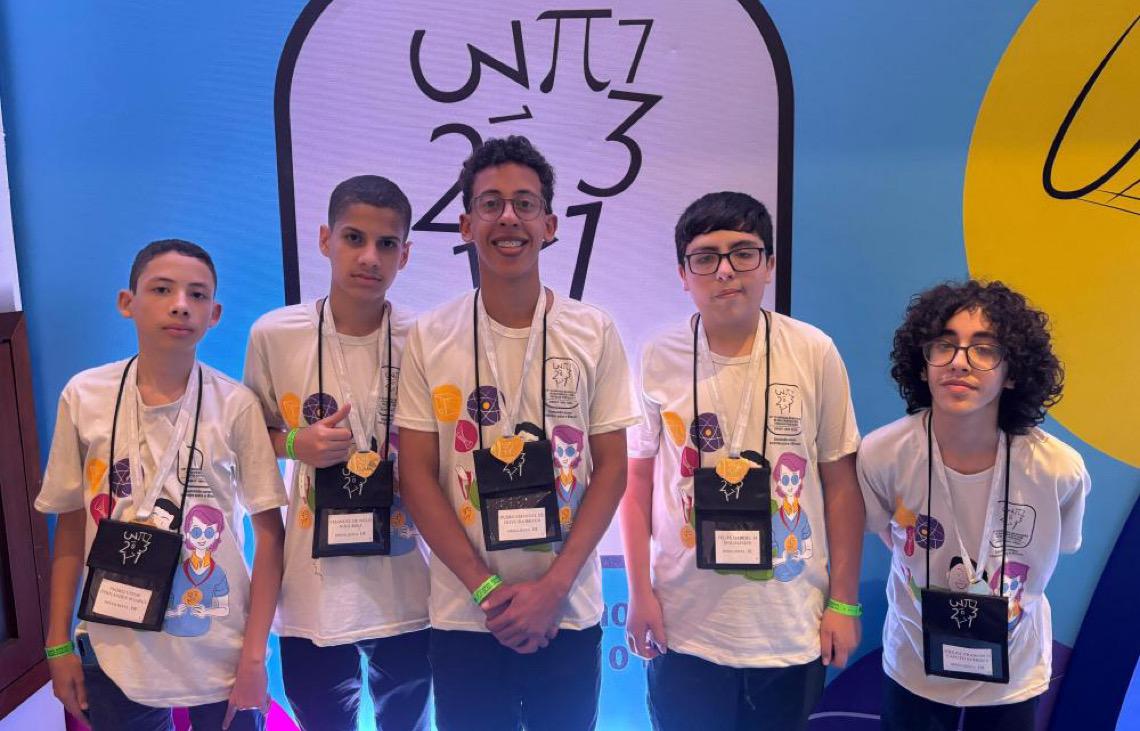 Alunos da rede pública do DF recebem ouro na Olimpíada Brasileira de Matemática